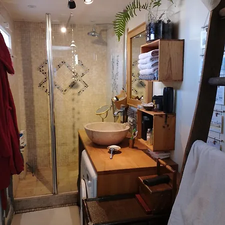 Et Salle D Eau Privees Dans Maison En Bord De Riviere